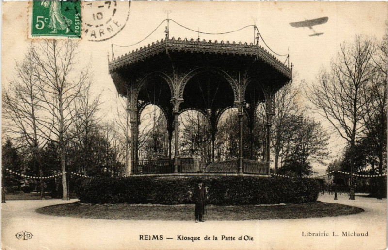 Carte postale ancienne Reims-Kiosque de la Patte d'Oie à Reims