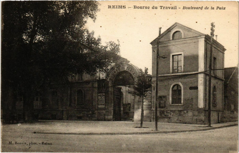 Carte postale ancienne Reims-Bourse du Travail Boulevard de la Paix à Reims