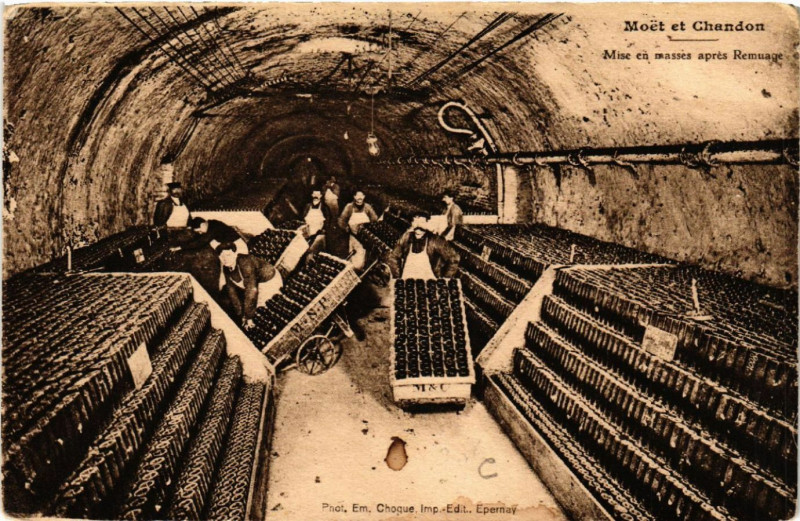 Carte postale ancienne Moet et Chandon Mise en masses apres Remuage
