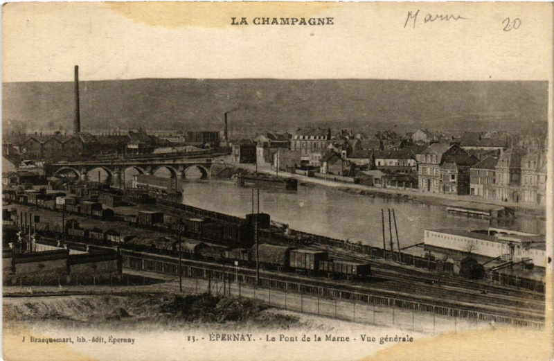 Carte postale ancienne Epernay-Le Pont de la Marne Vue générale à Épernay
