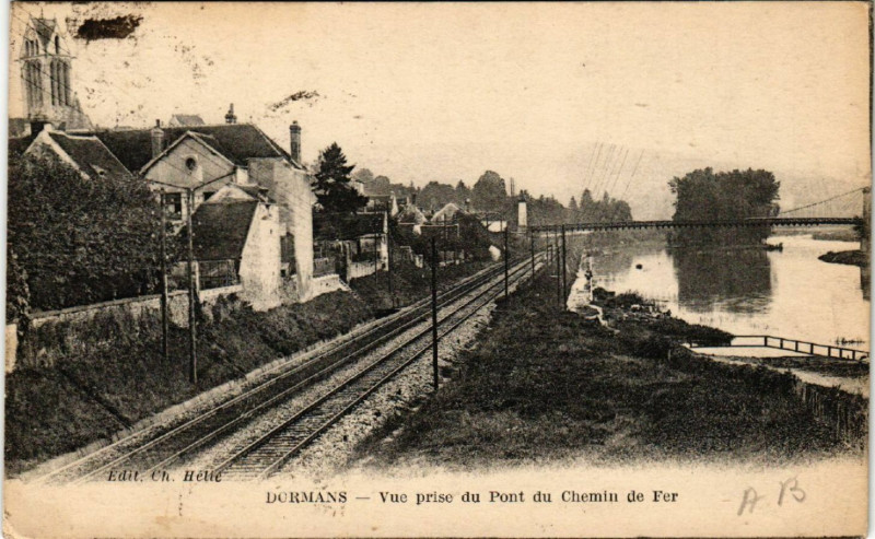 Carte postale ancienne Dormans-Vue prise du Pont du Chemin de Fer à Dormans
