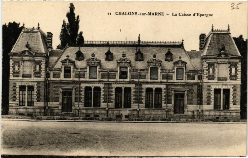 Carte postale ancienne Chalons sur Marne-La Caisse d'Epargne à Isse