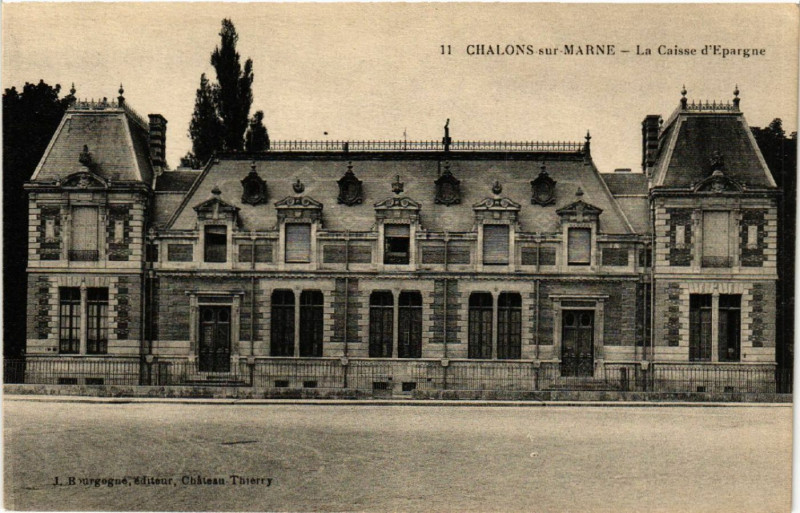 Carte postale ancienne Chalons sur Marne-La Caisse d'Epargne à Isse