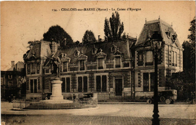 Carte postale ancienne Chalons sur Marne La Caisse d'Epargne à Isse
