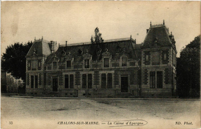 Carte postale ancienne Chalon sur Marne La Caisse d'Epargne à Isse