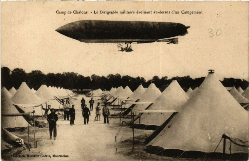 Carte postale ancienne Camp de Chalons-Le Dirigeable militaire evoluant au-dessus d'un