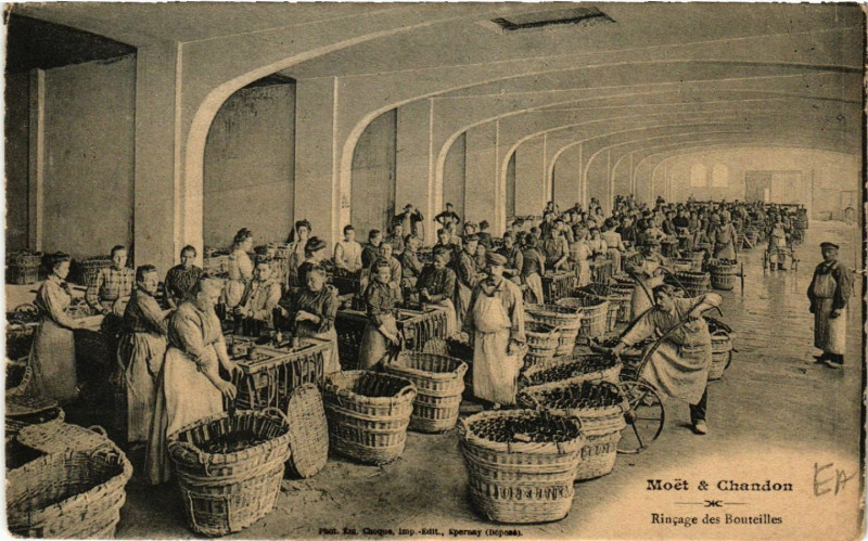 Carte postale ancienne Moet & Chandon Rincage des Bouteilles