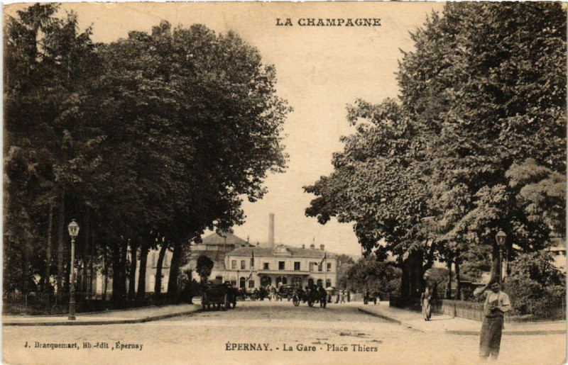 Carte postale ancienne Epernay La Gare Place Thiers à Épernay