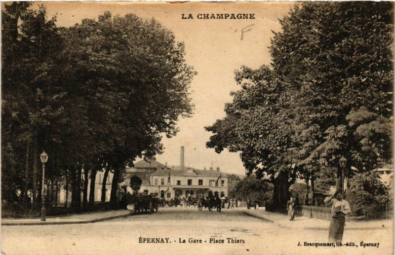 Carte postale ancienne Epernay La Gare Place Thiers à Épernay