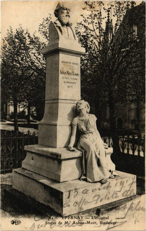 Carte postale ancienne Epernay L'Hopital Statue de M.Auban-Moet fondateur à Épernay