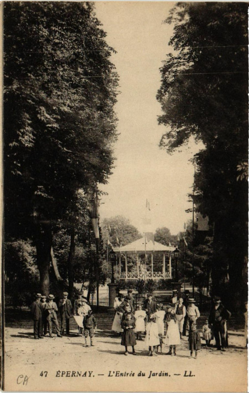 Carte postale ancienne Epernay L'Entrée du Jardin à Épernay