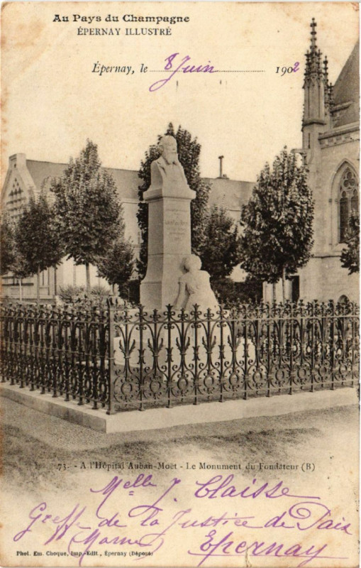 Carte postale ancienne Epernay A l'Hopital Auban-Moet Le Monument du Fondateur à Épernay