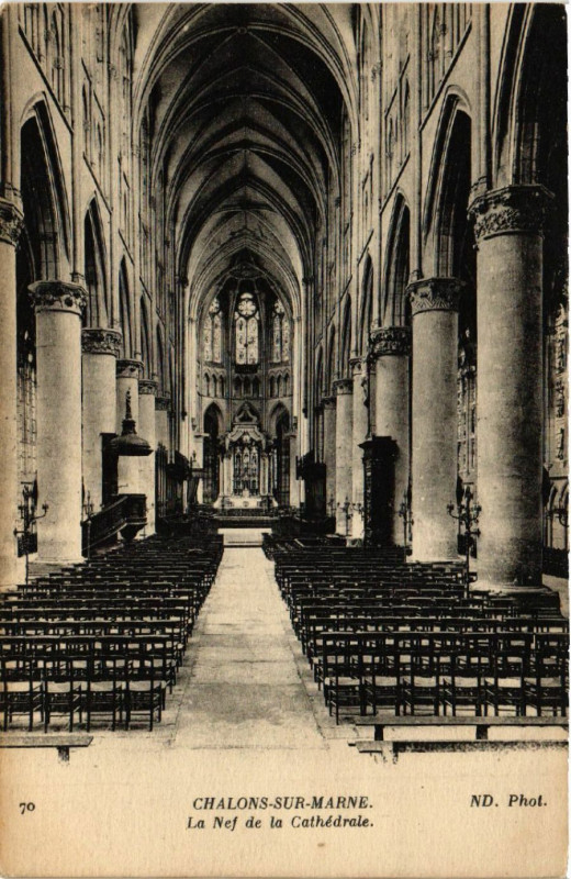 Carte postale ancienne Chalons sur Marne La Nef de la Cathédrale
