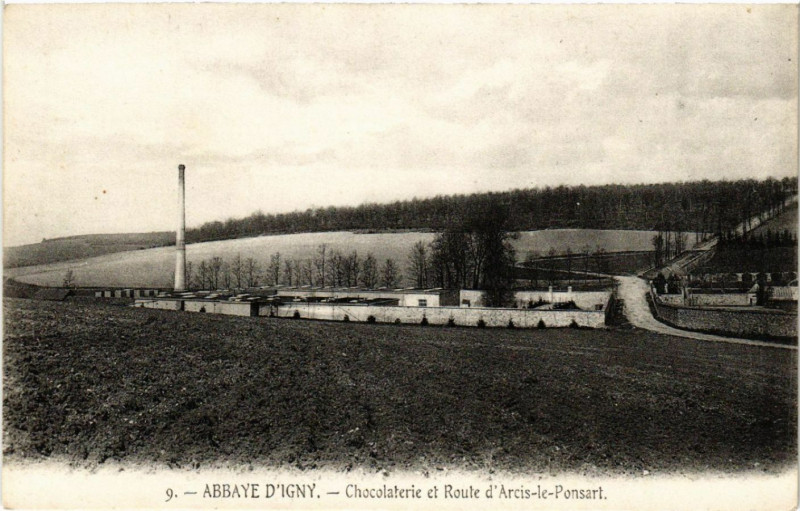 Carte postale ancienne Abbaye d'Igny Chocolaterie et Route d'Arcis le Ponsart à Arcis-le-Ponsart