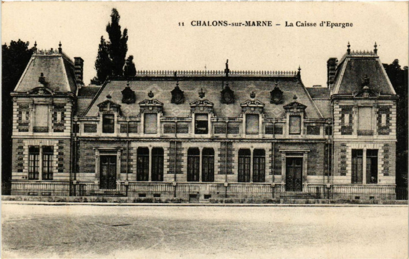 Carte postale ancienne Chalons sur Marne La Caisse d'Epargne à Isse