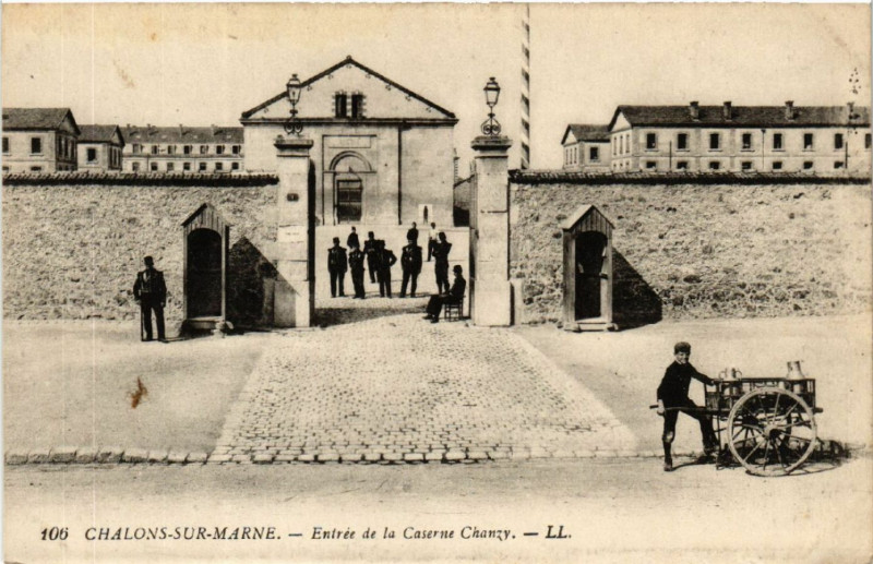 Carte postale ancienne Chalons sur Marne Entrée de la Caserne Chanzy