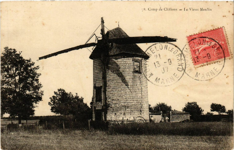 Carte postale ancienne Camp de Chalons Le Vieux Moulin