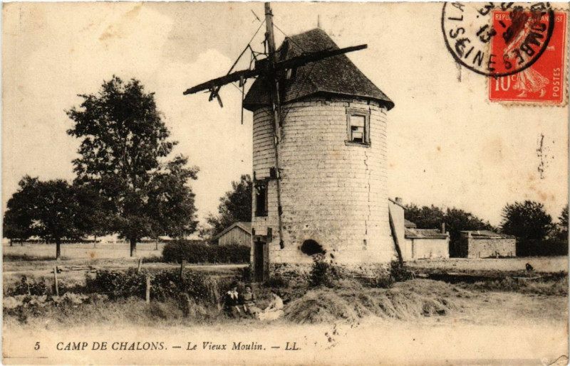 Carte postale ancienne Camp de Chalons Le Vieux Moulin
