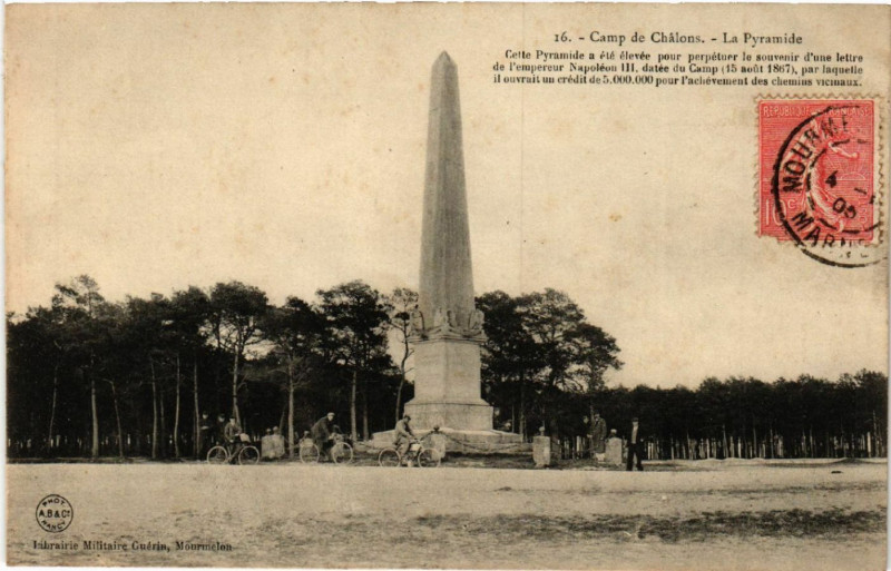 Carte postale ancienne Camp de Chalons La Pyramide