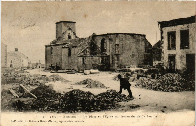 Carte postale ancienne Bazeilles La Place et l'Eglise