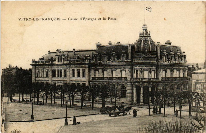 Carte postale ancienne Vitry-le-Francois Caisse d'Epargne et la Poste à Vitry-le-François