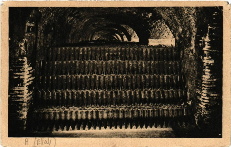 Carte postale ancienne Une masse de 120.000 bouteilles