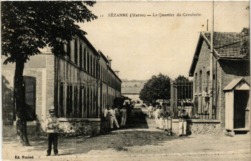 Carte postale ancienne Sezanne Le Quartier de Cavalerie à Sézanne