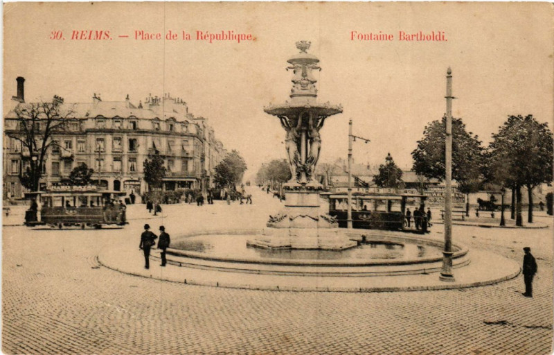 Carte postale ancienne Reims Place de la Republique Fontaine Bartholdi à Reims