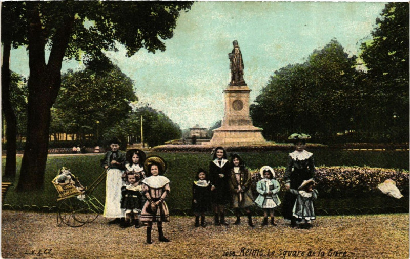 Carte postale ancienne Reims Le Square de la Gare à Reims