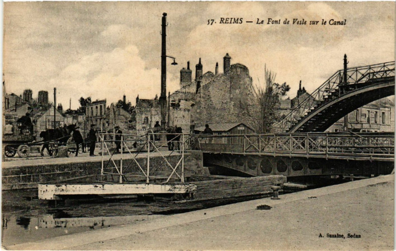 Carte postale ancienne Reims Le Pont de Vesle sur le Canal à Reims