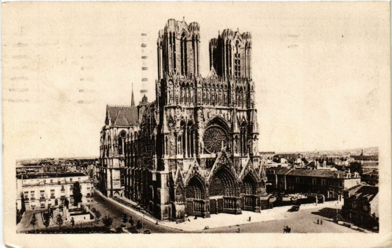 Carte postale ancienne Reims La Cathédrale et la Place du Cardinal Lucon à Reims