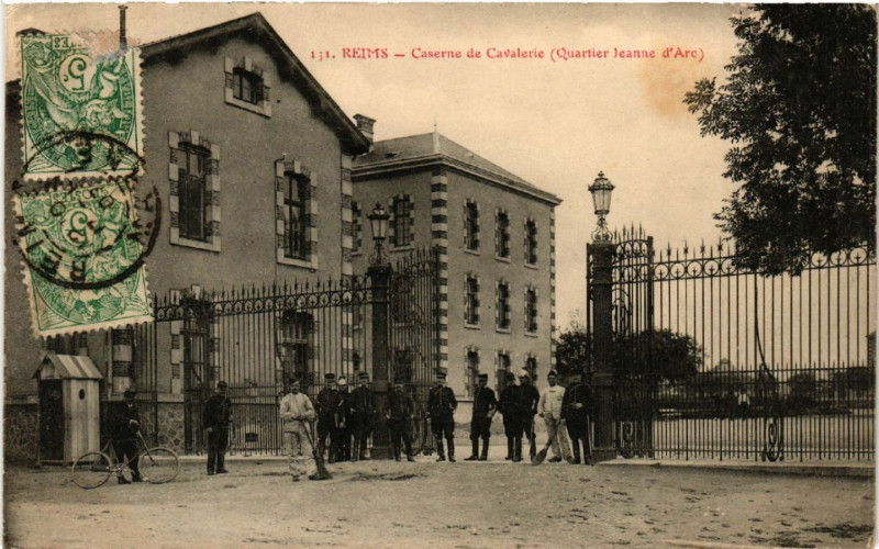 Carte postale ancienne Reims Caserne de Cavalerie à Reims