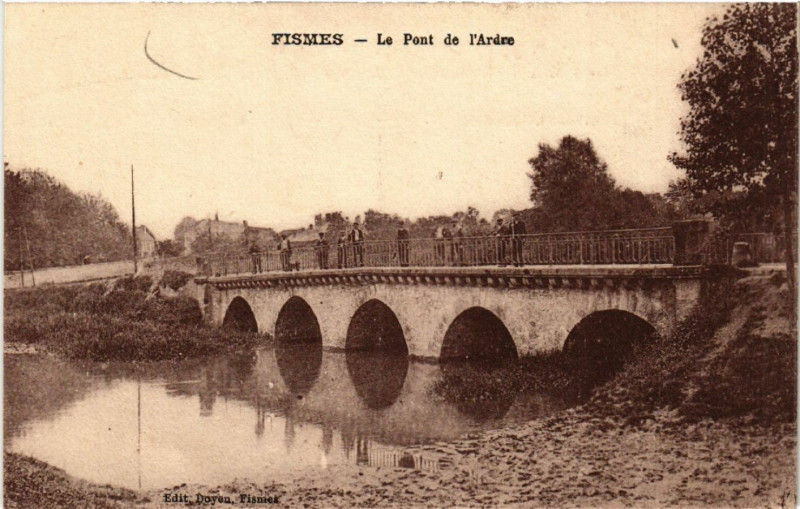 Carte postale ancienne Fismes Le Pont de l'Ardre à Fismes