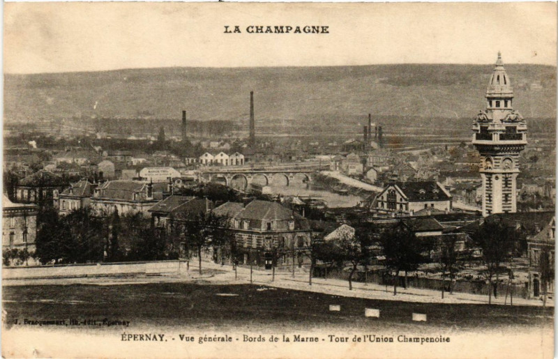 Carte postale ancienne Epernay Vue générale bords de la Marne à Épernay