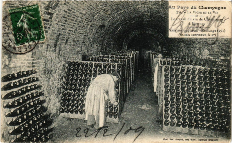 Carte postale ancienne Epernay Vins sur pupitres à Épernay