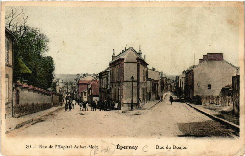 Carte postale ancienne Epernay Rue du Donjon à Épernay