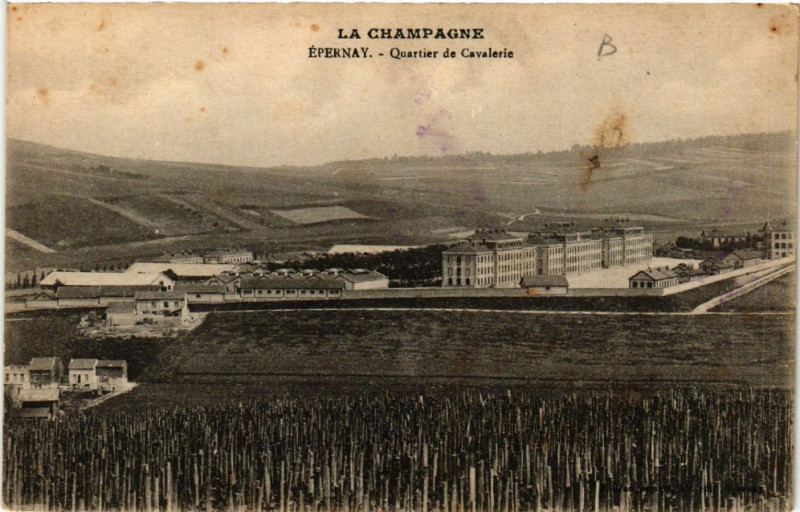 Carte postale ancienne Epernay Quartier de Cavalerie à Épernay