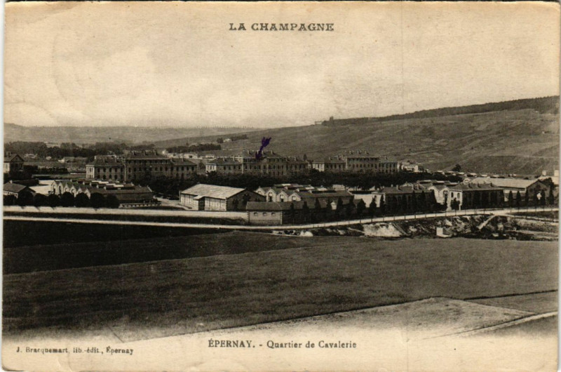 Carte postale ancienne Epernay Quartier de Cavalerie à Épernay