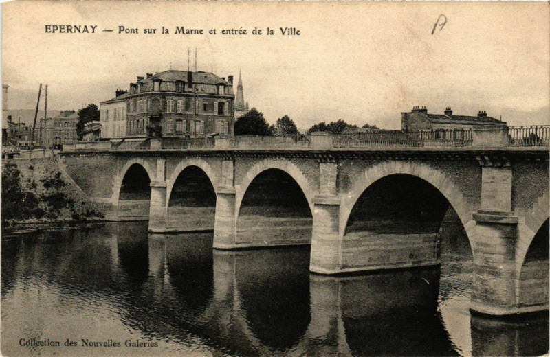 Carte postale ancienne Epernay Pont sur la Marne et entrée de la Ville à Épernay