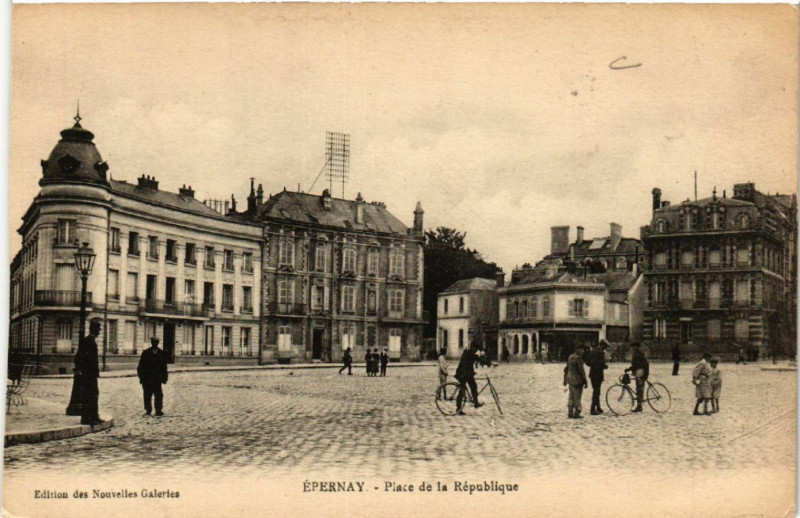 Carte postale ancienne Epernay Place de la Republique à Épernay