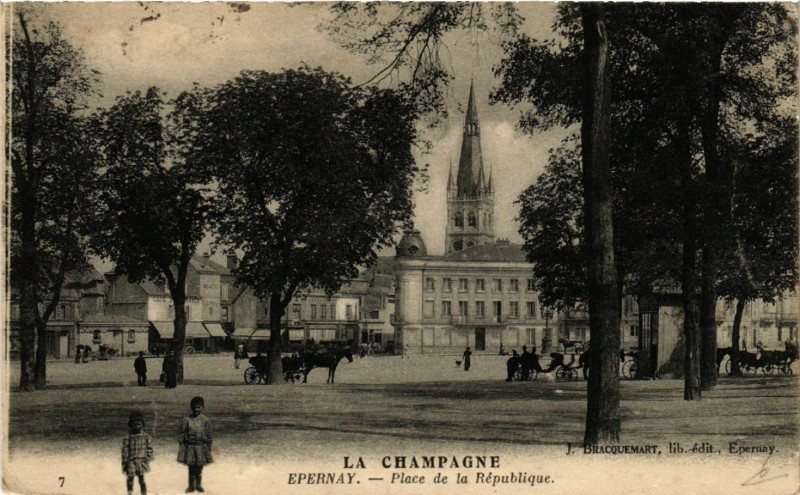 Carte postale ancienne Epernay Place de la Republique à Épernay