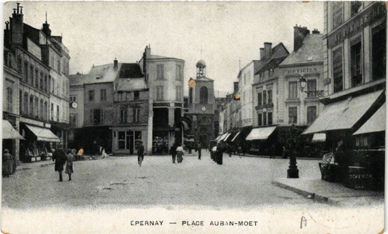 Carte postale ancienne Epernay Place Auban-Moet à Épernay