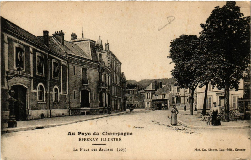 Carte postale ancienne Epernay La Place des Archers à Épernay