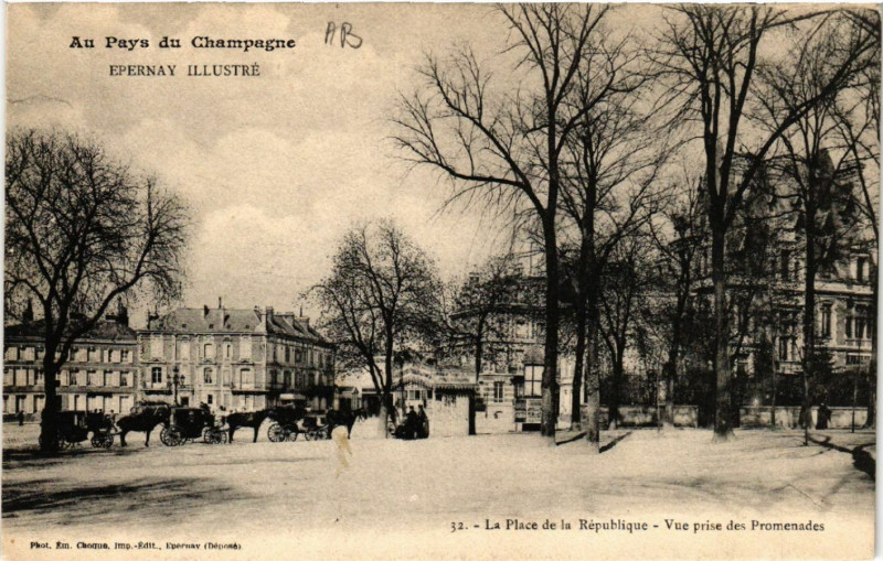 Carte postale ancienne Epernay La Place de la Rep. Vue prise des Promenades à Épernay