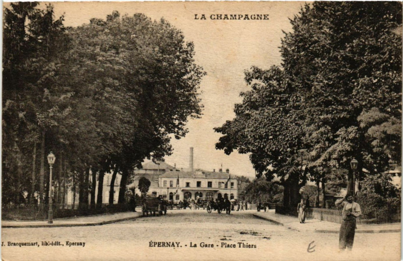 Carte postale ancienne Epernay La Gare Place Thiers à Épernay