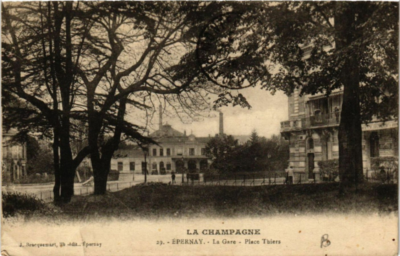 Carte postale ancienne Epernay La Gare Place Thiers à Épernay
