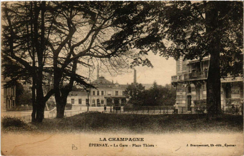 Carte postale ancienne Epernay La Gare Place Thiers à Épernay