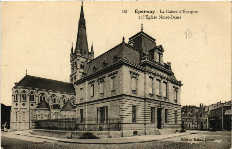 Carte postale ancienne Epernay La Caisse d'Epargne et l'Eglise Notre-Dame à Épernay