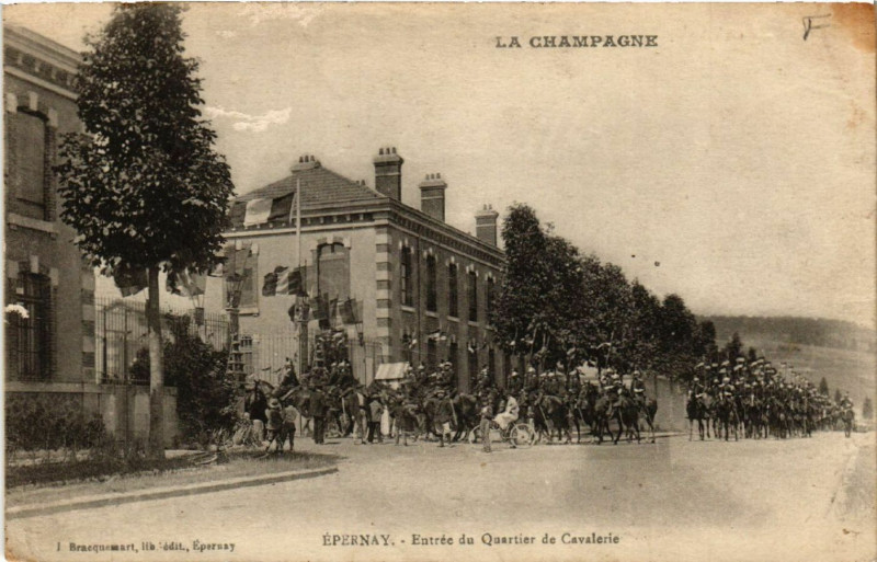Carte postale ancienne Epernay Entrée du Quartier de Cavalerie à Épernay