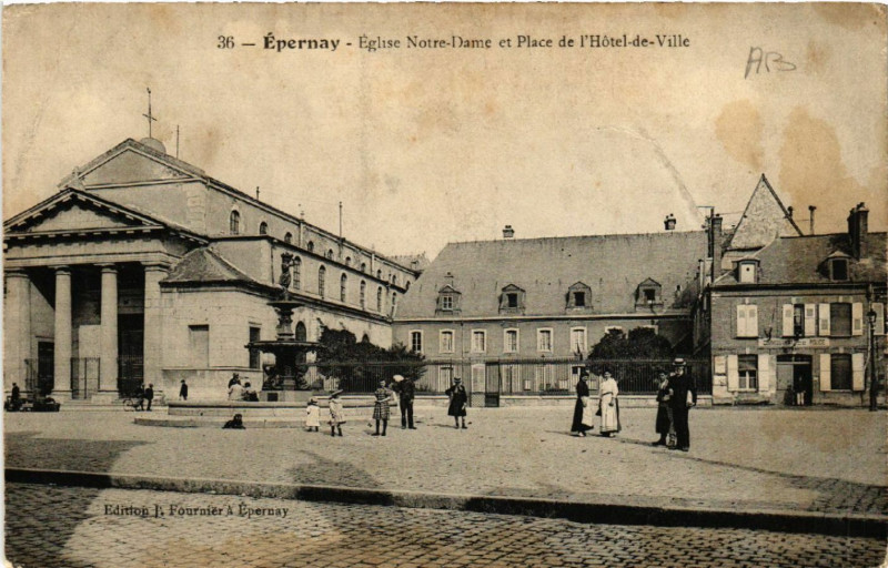 Carte postale ancienne Epernay Eglise Notre-Dame et Place de l'Hotel de Ville à Épernay